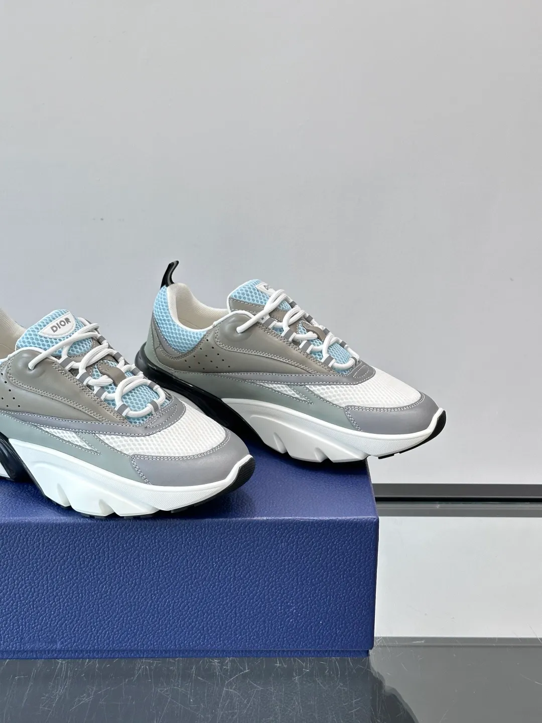 Men's shoes 💰p520 "Dior" B22 retro jogging shoes, inspired by classic jogging shoes, low-top thick sole design, cow leather + mesh fabric splicing, perfect texture and breathable. The black and white engraved rubber sole has great grip and comfort, and is OK for daily wear or sports! There is an embossed "CD" logo on the side of the shoe, which is low-key and recognizable. Rich colors, black and white, gray and blue, etc., versatile and fashionable, loved by European and American hip-hop circles and bloggers, a must-have for trendy wear size: 39-44 (customized at 45.46)